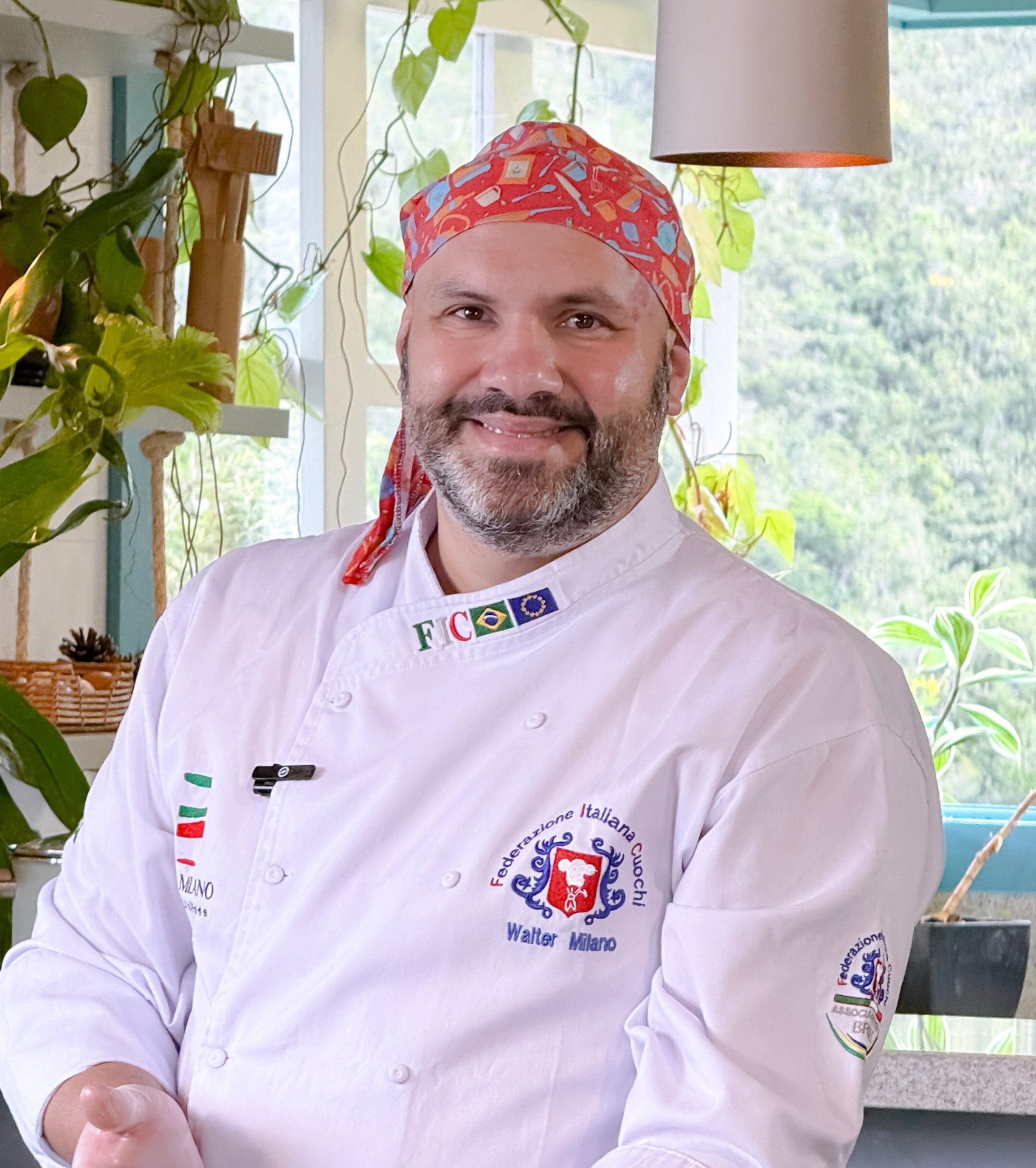 Chef Milano em retrato institucional
