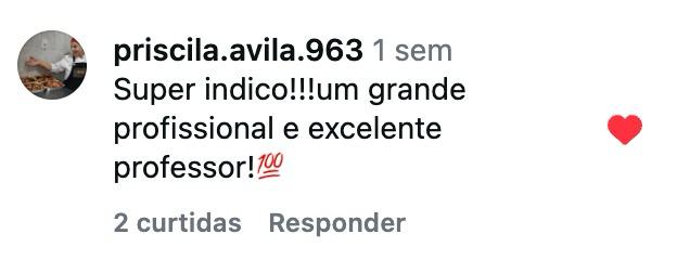 Comentário da aluna Priscila Ávila indicando o professor