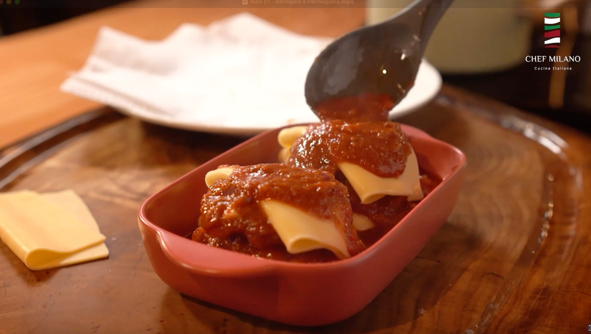 Preparo de parmegiana em aula prática